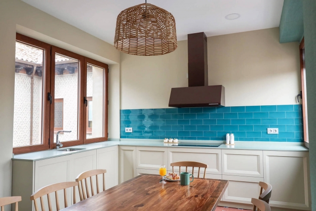 Cocina con mesa