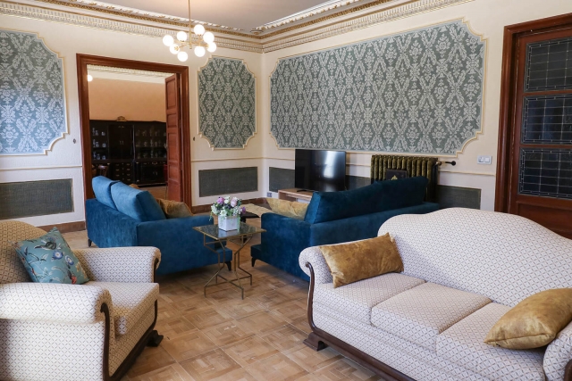 Sala amplia con sillones 