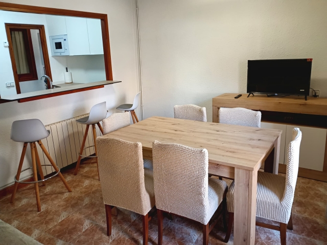 Cocina y comedor con sillas