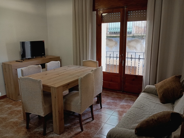 Cocina y mesa de madera