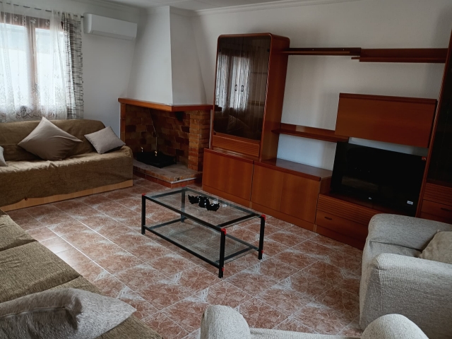 Sala amplia con chimenea