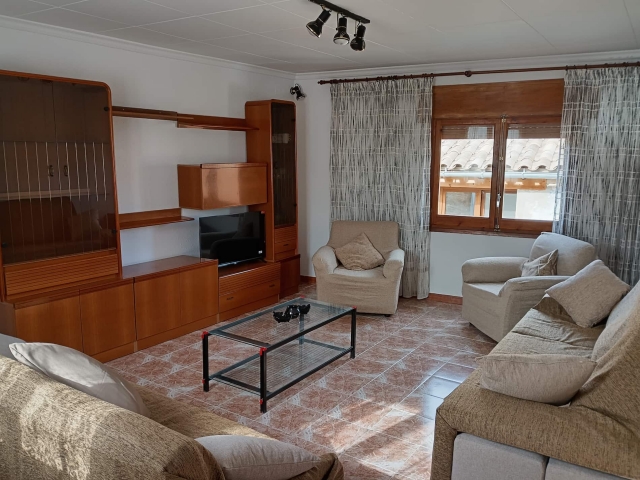 Sala amplia con tele