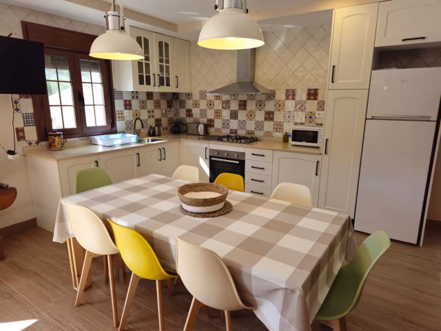 1 Cocina amplia con sillas