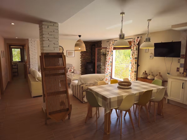 1 Sala amplia con balcon 