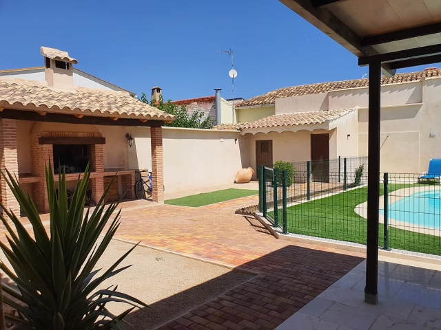 Amplio exterior con barbacoa