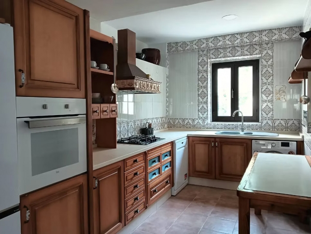 Cocina amplia con armarios 