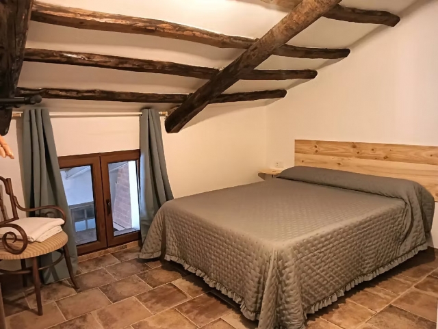 Dormitorio amplio con cama