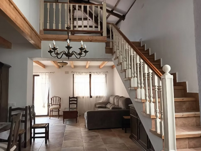 Sala amplia con escaleras