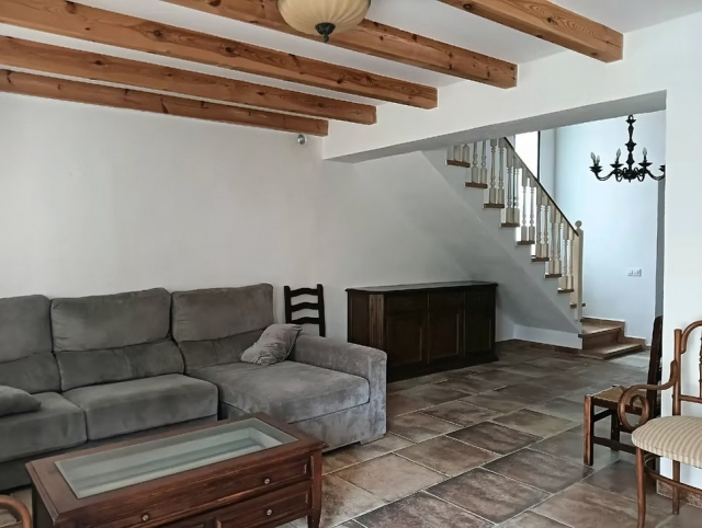 Sala amplia con sofas 