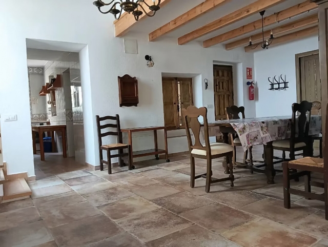 Salon comedor con mesa