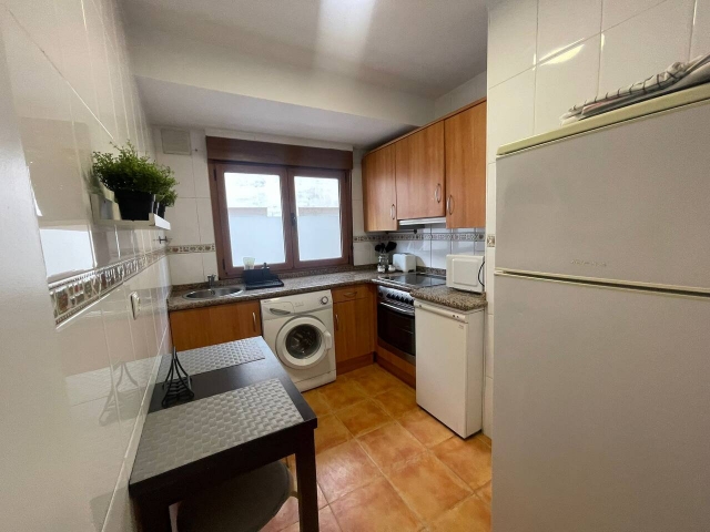 Cocina agradable con mesa