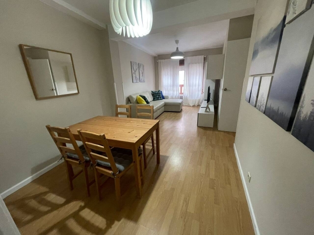 Sala amplia con su mesa