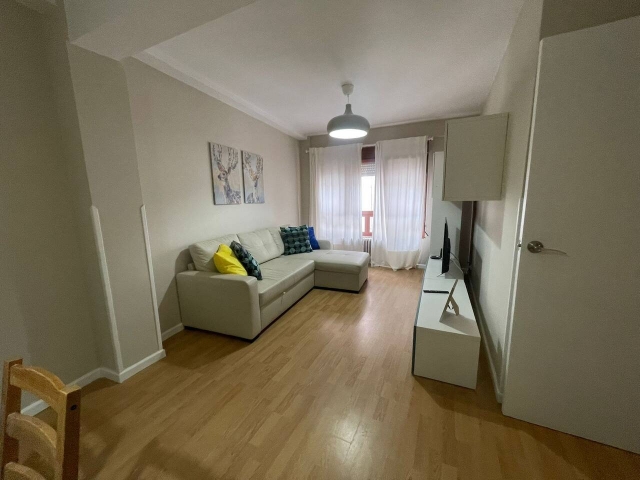 Sala amplia con un sofa