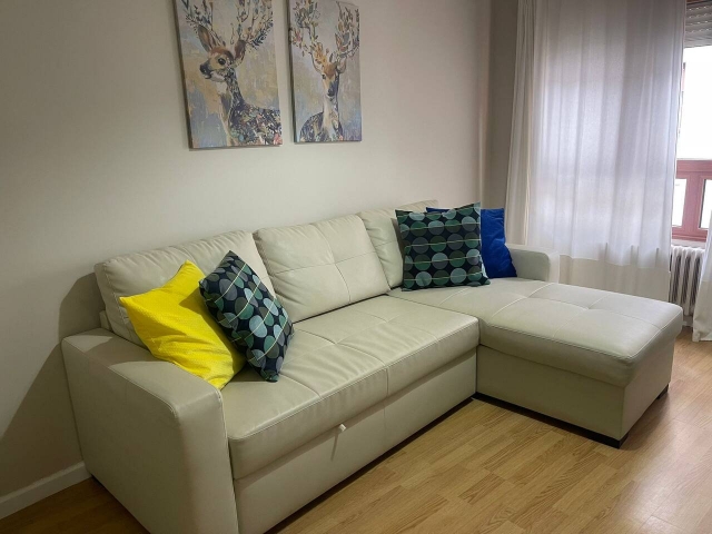 Sala amplia con un sofa 