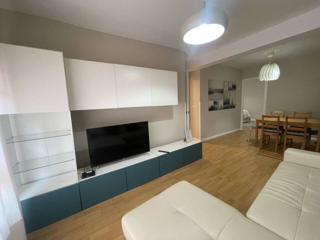 Sala de estar con mesa 