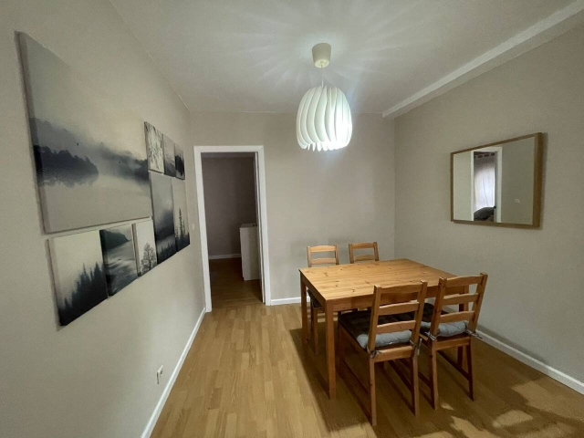 Sala de estar con una mesa