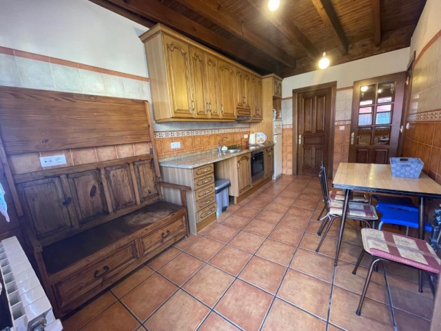 Cocina comedor con banco