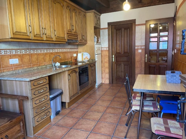 Cocina comedor con mesa