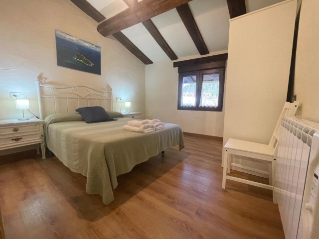 Dormitorio amplio con cama