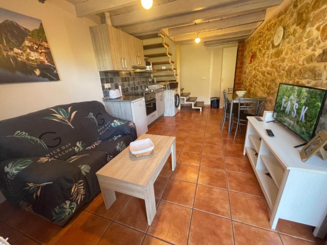 Sala amplia con la cocina