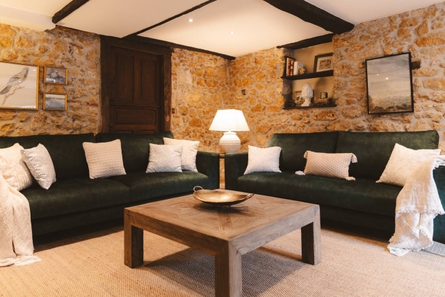 Sala amplia con dos sillones