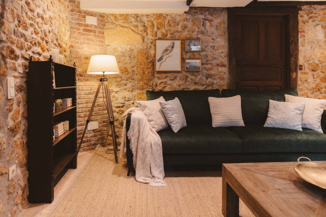 Sala amplia con dos sillones