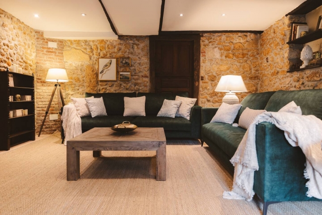 Sala amplia con la mesa 