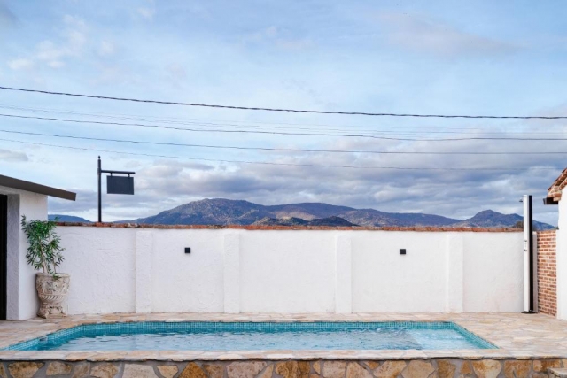 Amplia piscina exterior