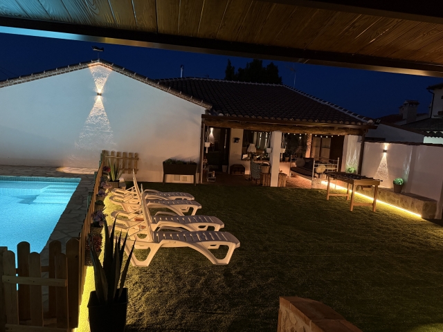 Amplio patio con cesped