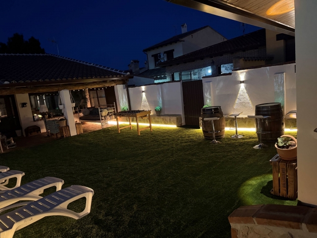 Amplio patio con cesped
