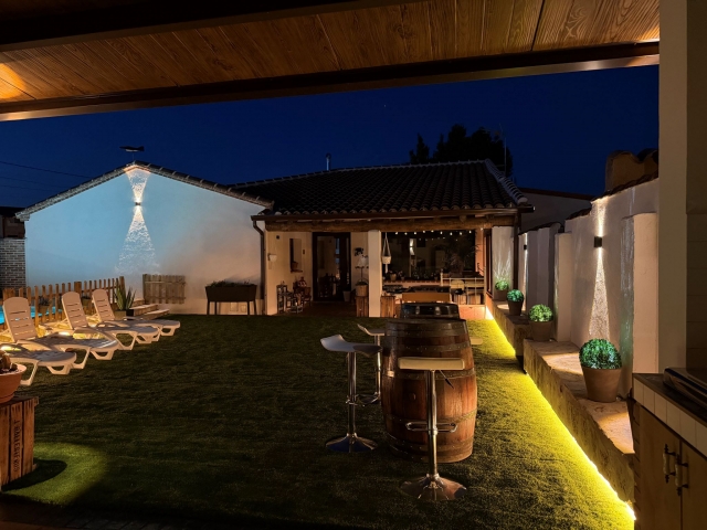 Amplio patio con cesped