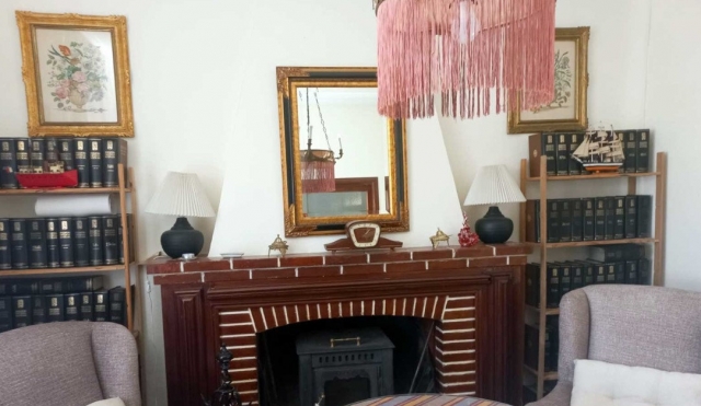 Salon con chimenea