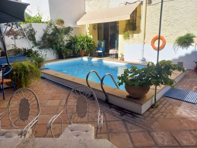 Amplia piscina exterior