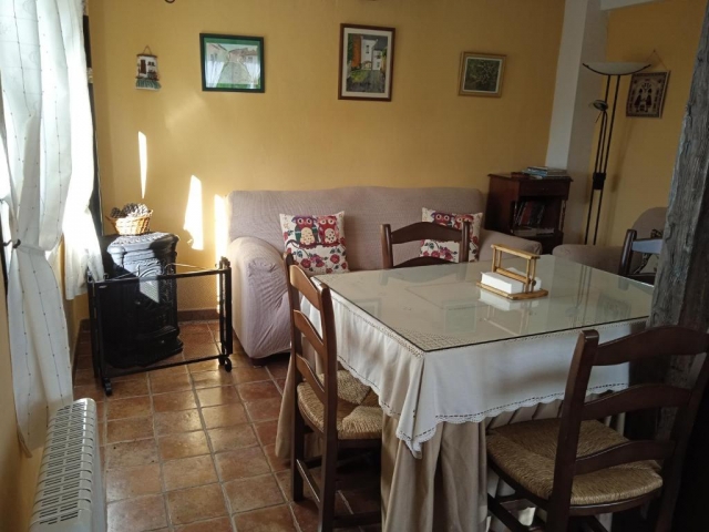 Sala amplia con chimenea