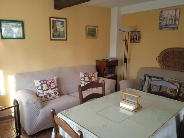 Sala amplia con mesa