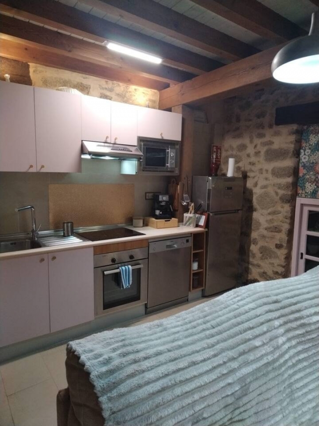 Cocina alargada con vigas