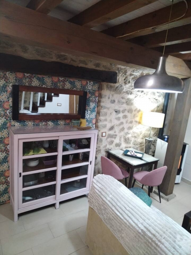 Sala amplia con mesa 