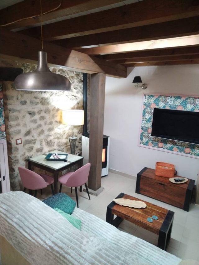 Sala amplia con muebles