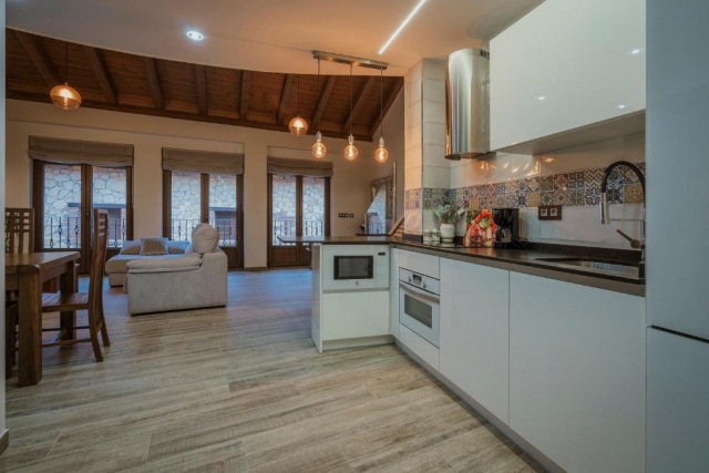 Cocina con armarios blancos