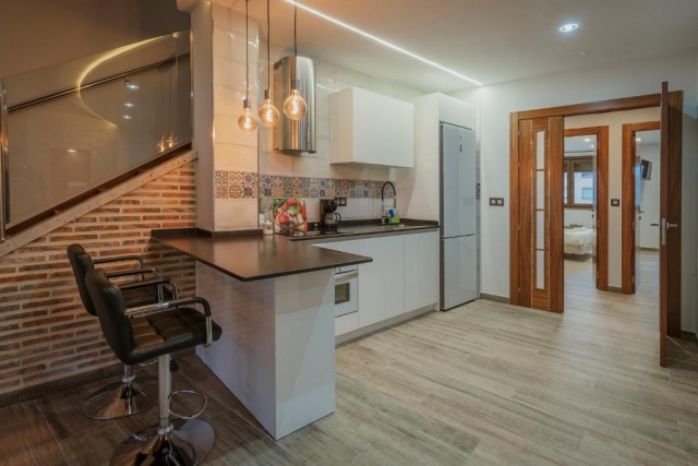 Cocina con encimera negra