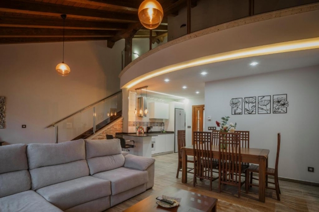 Sala amplia con sofa y mesa