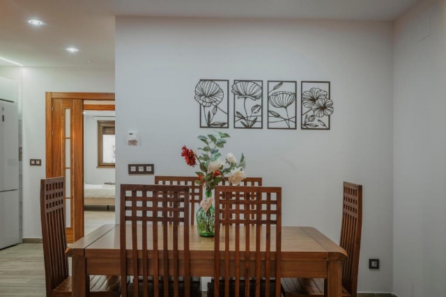 Sala de estar con mesa 