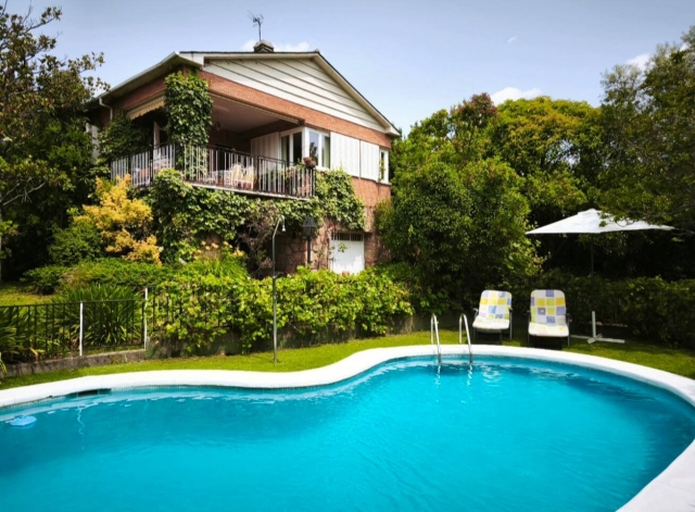 Acceso a la casa con piscina