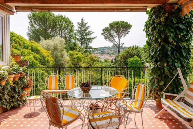 Amplia terraza con vistas