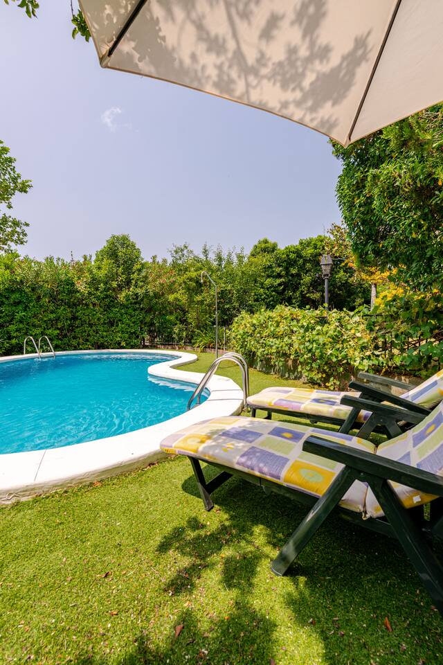 Amplio jardin con hamacas