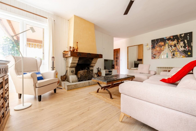 Sala amplia con chimenea