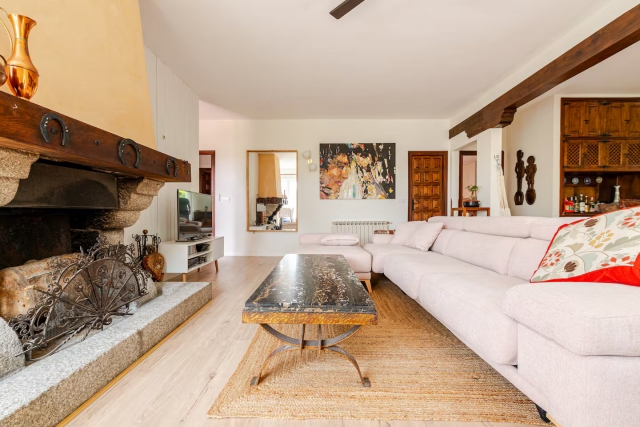 Sala amplia con chimenea