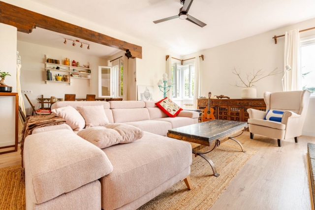 Sala amplia con sillones