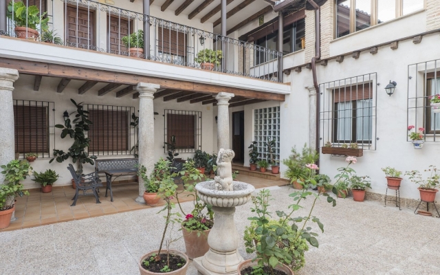 Amplio patio con fuente