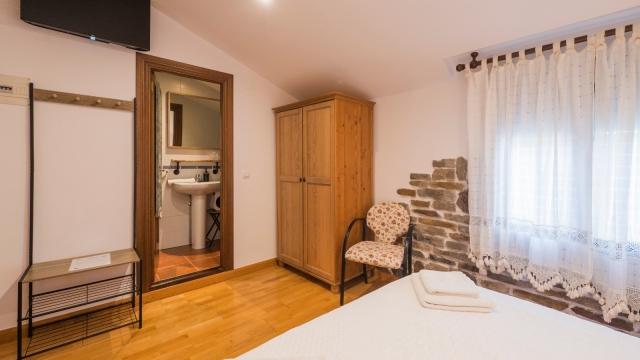 Dormitorio 1 con aseo y tele